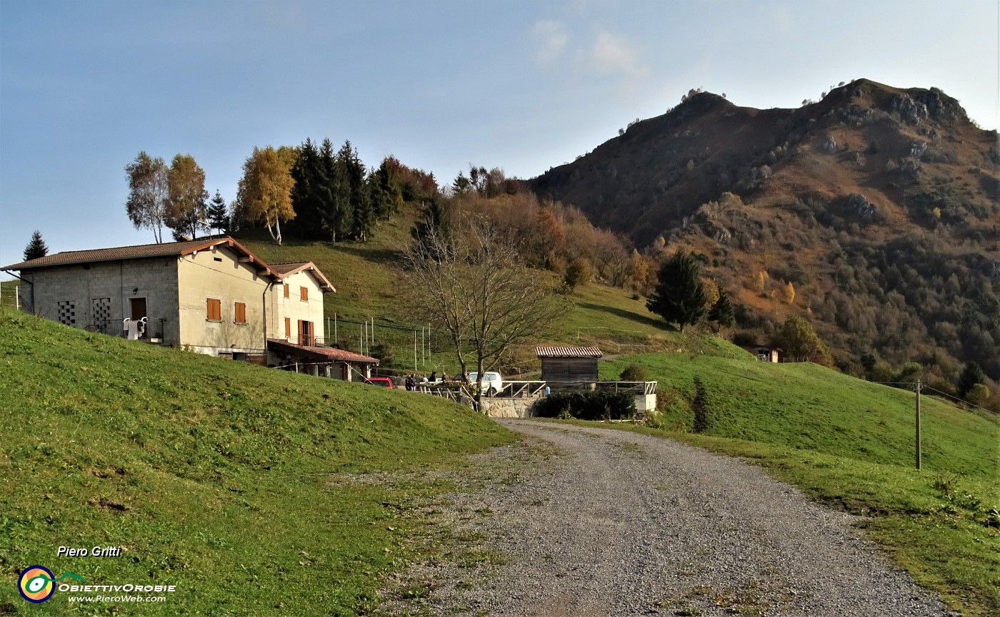 16 Passaggio alla Cascina della Forcella di Spettino (1073 m).JPG
